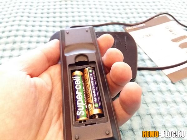 работает от двух батареек AAA